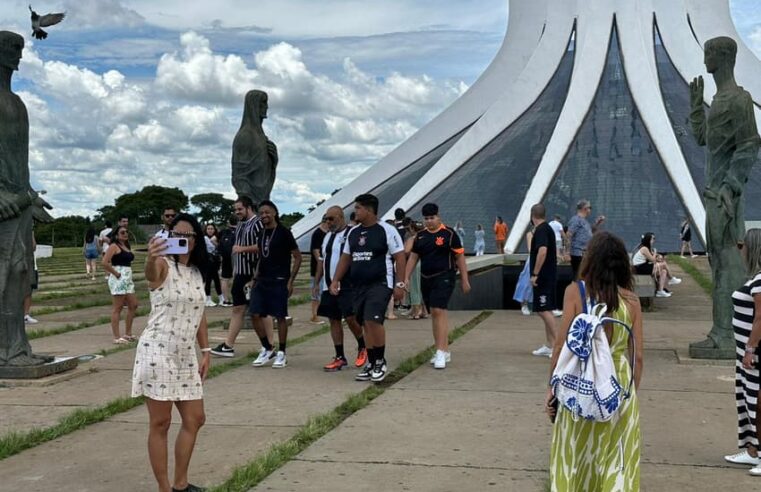 Torcida do Corinthians é maioria em Brasília antes de final contra o Flamengo; rubro-negros rebatem