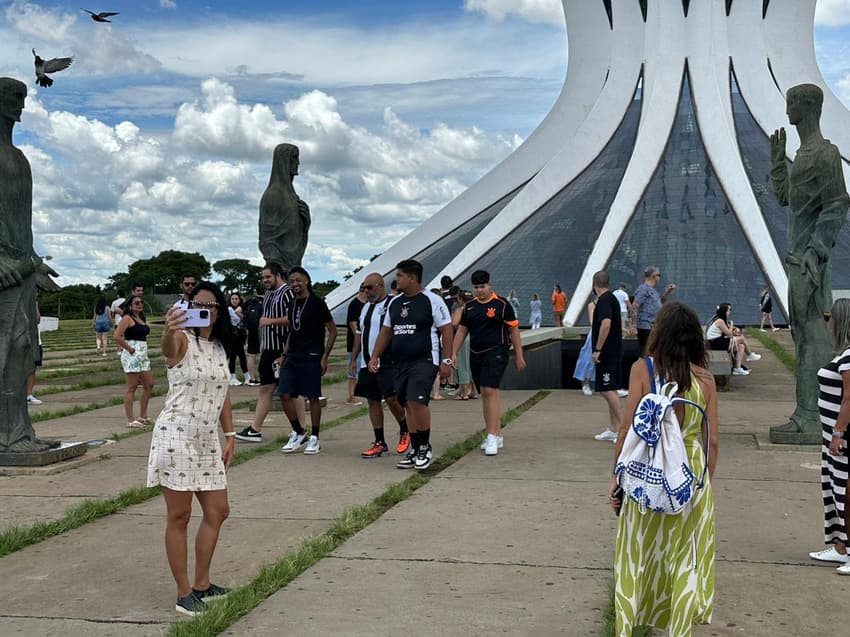 Torcida do Corinthians é maioria em Brasília antes de final contra o Flamengo; rubro-negros rebatem