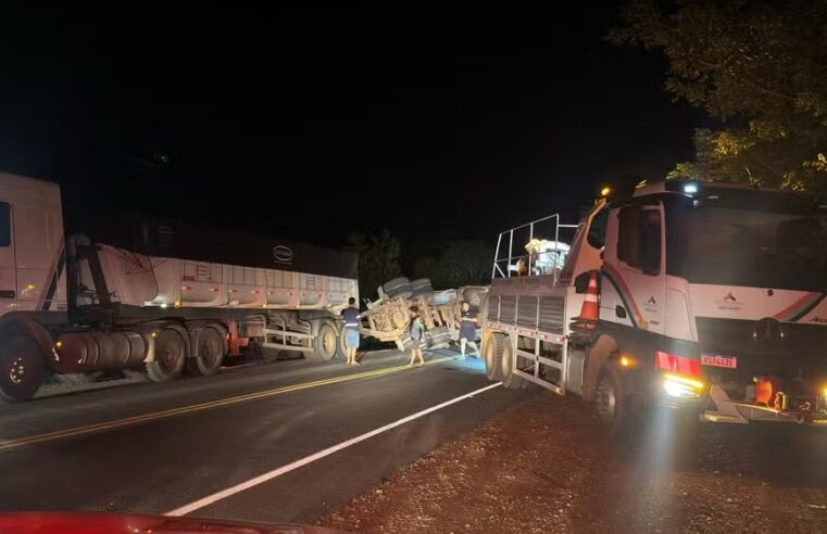 Caminhão carregado de milho tomba na PI-324, em Uruçuí, e espalha carga na pista