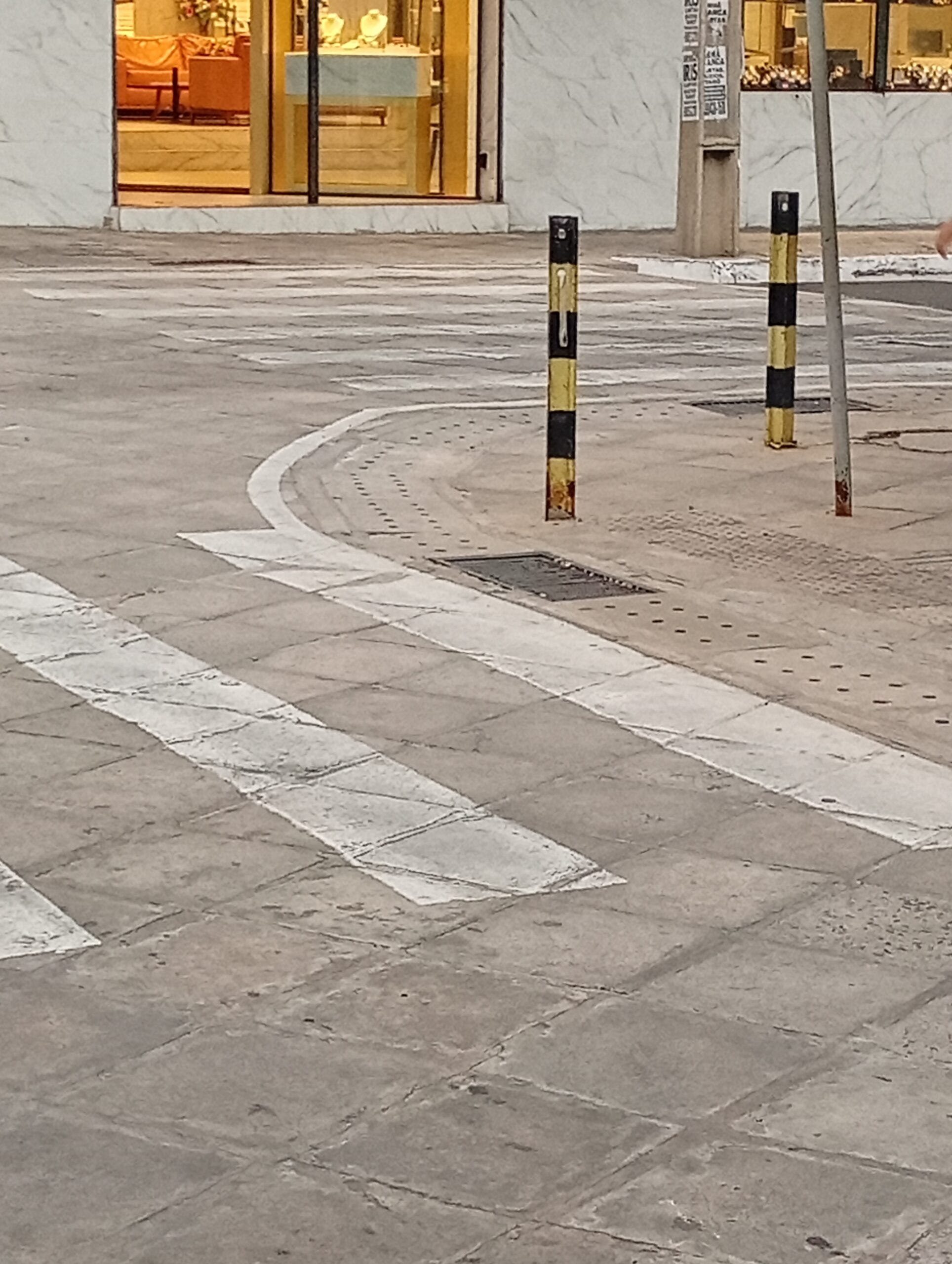 Nivelamento das calçadas no centro de Teresina trouxe um avanço importante pra uns e pra outros risco de acidentes.