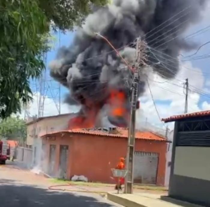 Incêndio atinge depósito no bairro Saci na zona Sul de Teresina