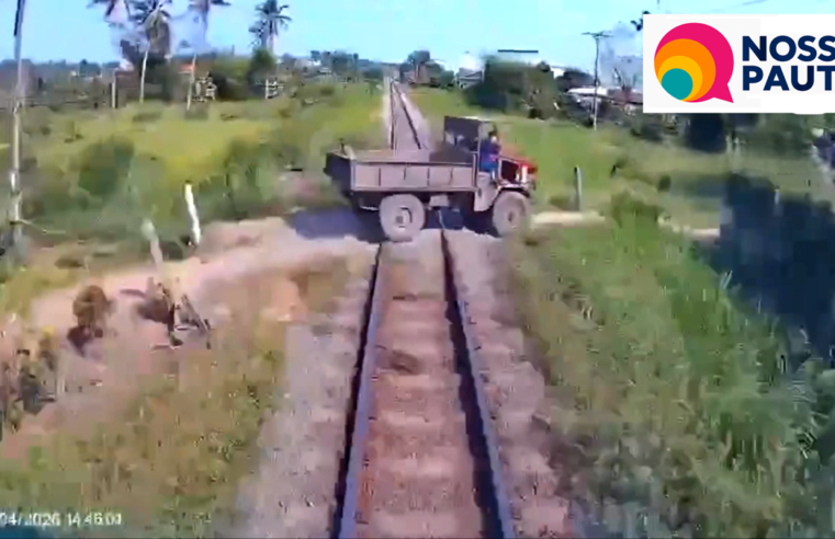 VÍDEO – Tragédia no Vietnã: menino morre após caminhonete ser atingida por trem