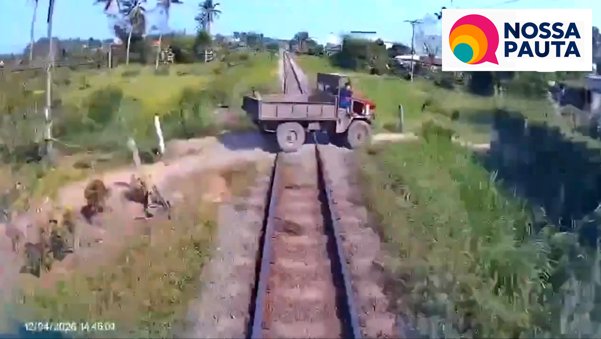 VÍDEO – Tragédia no Vietnã: menino morre após caminhonete ser atingida por trem