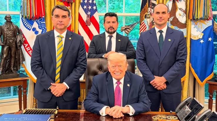 Flávio Bolsonaro busca apoio internacional e encontro com Trump movimenta cenário político brasileiro
