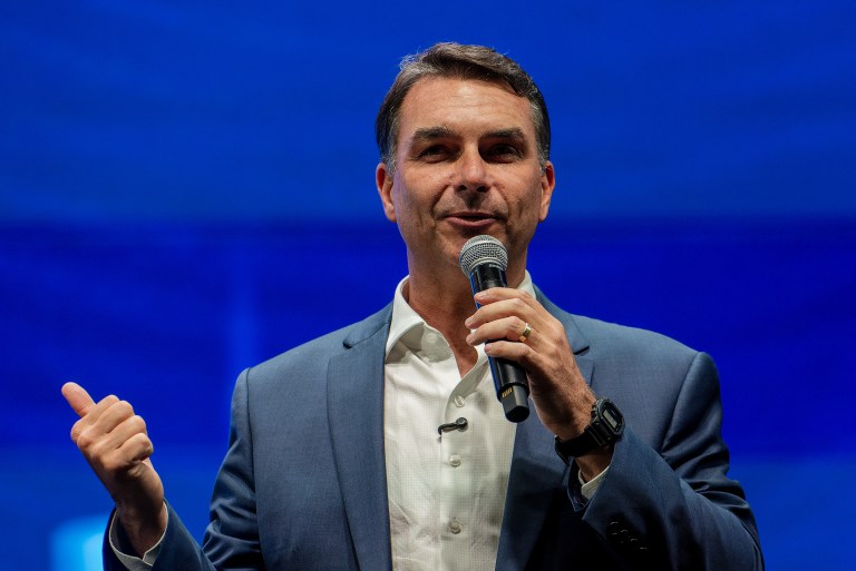 PF investiga possível saída de Flávio Bolsonaro do Brasil após ordem judicial