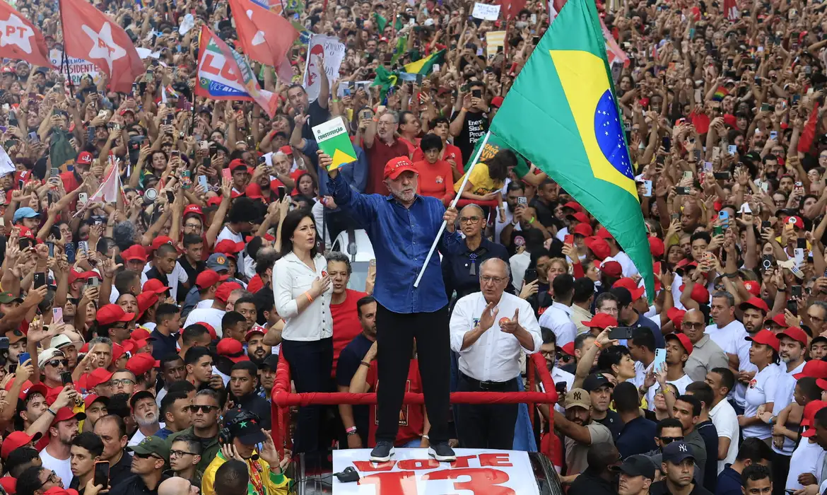 Lula é reeleito presidente do Brasil e garante quarto mandato após disputa acirrada